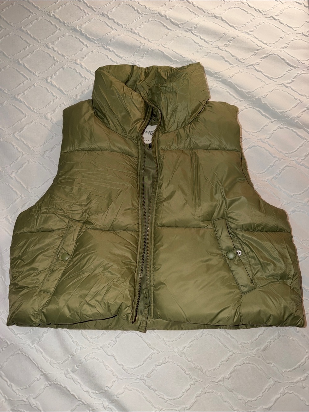American Eagle cropped puffer vest